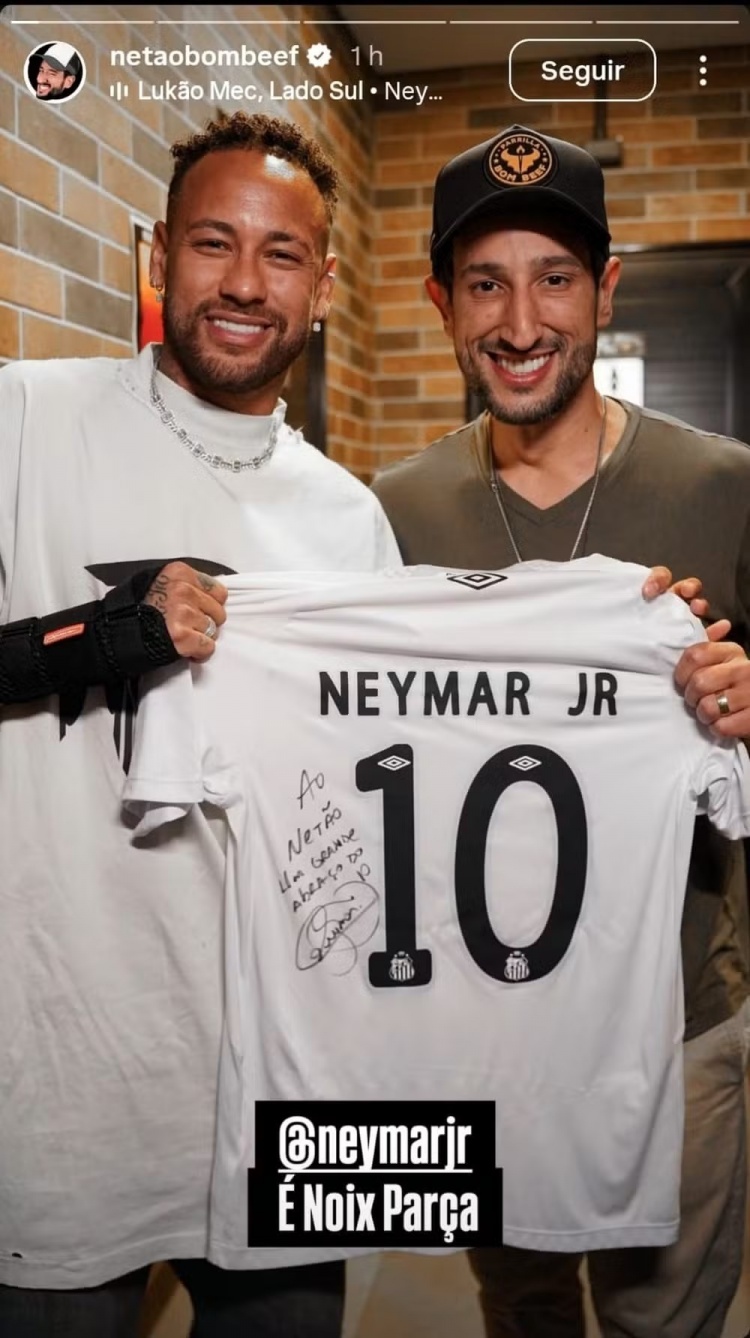 体育赛事直播-内马尔带桑托斯工作人员去烤肉店吃午饭,并向店主赠送签名球衣