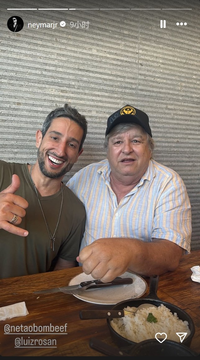 体育赛事直播-内马尔带桑托斯工作人员去烤肉店吃午饭,并向店主赠送签名球衣