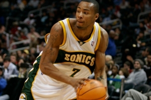 实时比分查询-13年冠军成员！Scotto：马刺任命拉沙德-刘易斯担任球员发展教练