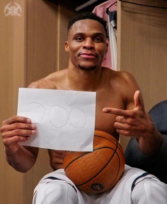 1732090917031017111.jpg 篮球直播平台-韦少生涯三双突破200大关!只有约基奇能追此纪录?