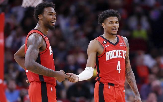 实时比分查询-场均12+6+1,他比小史密斯更贵?1.2亿怕是留不住,斯通不如交易