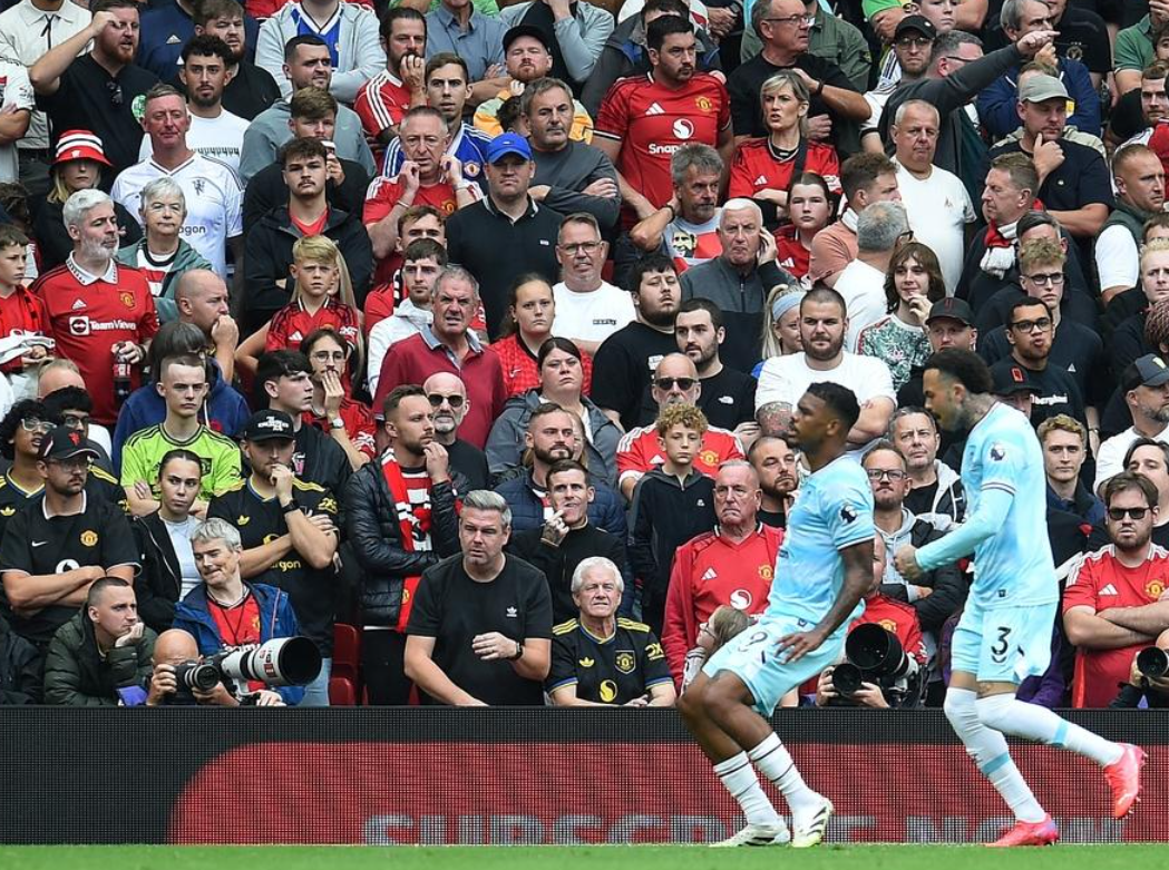 第96分钟绝杀!乌龙球+点球,曼联绝境逢生,阿莫林狂欢庆祝