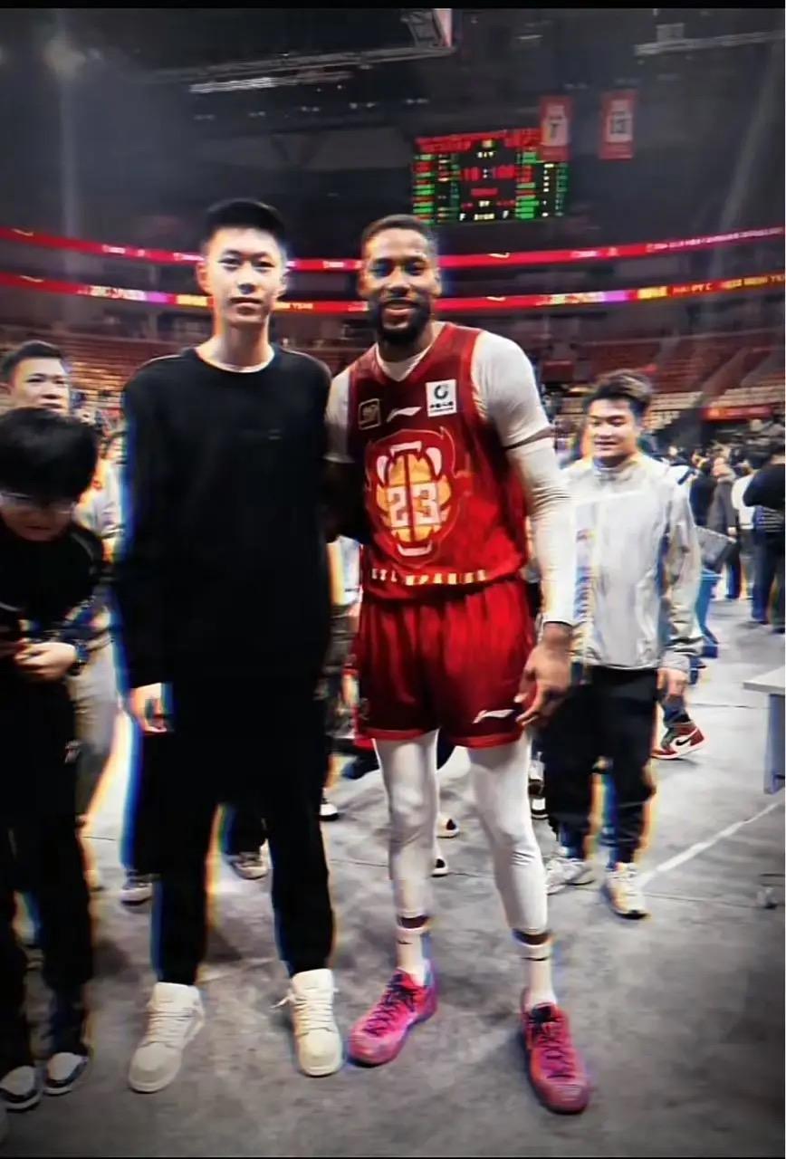 足球直播平台-宏远也疯狂!朱芳雨怒砸重金又签一人,15岁天才前锋正式加盟广东