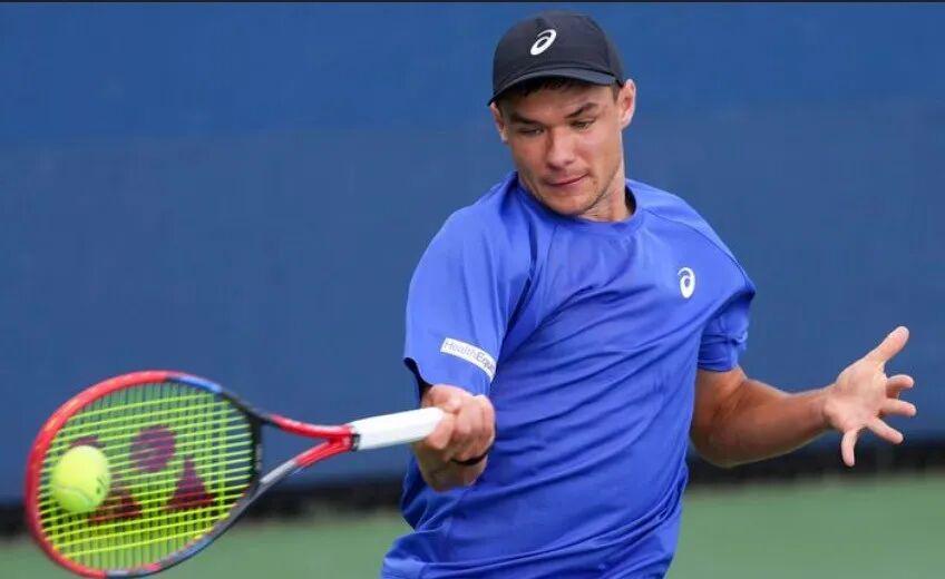 实时比分查询-网球赛上抢小孩球员帽子的老哥被扒出是富翁CEO?!事后狂妄声明:我劲儿大就该归我?