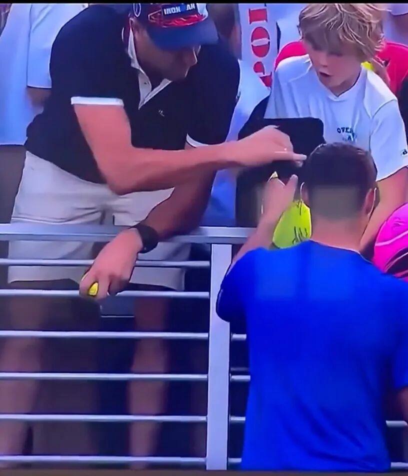 实时比分查询-网球赛上抢小孩球员帽子的老哥被扒出是富翁CEO?!事后狂妄声明:我劲儿大就该归我?