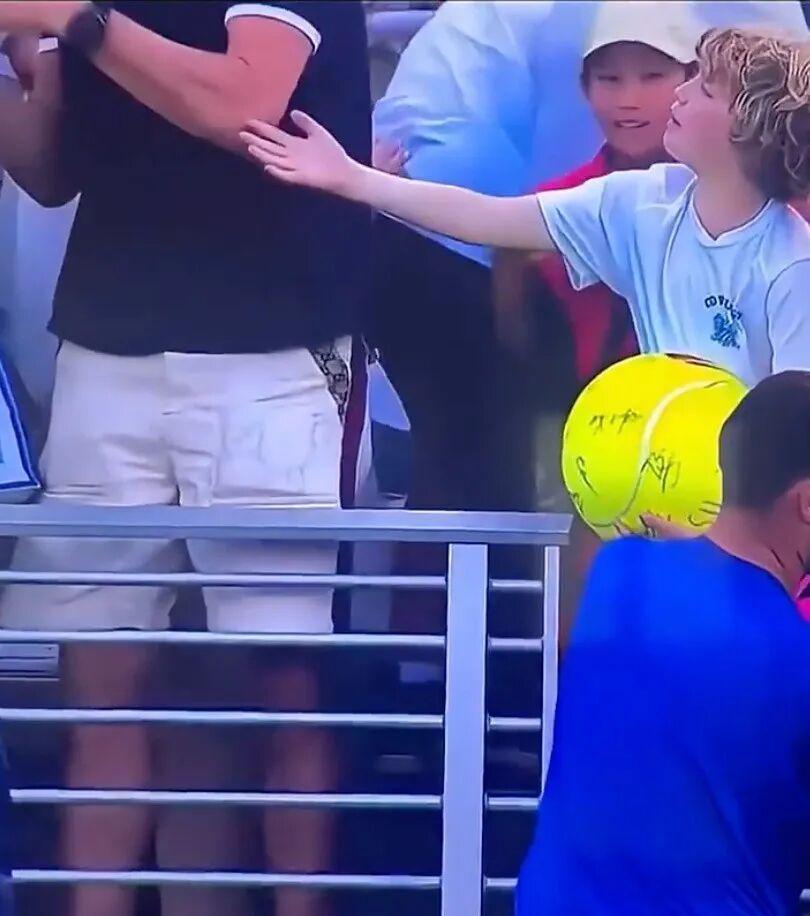 实时比分查询-网球赛上抢小孩球员帽子的老哥被扒出是富翁CEO?!事后狂妄声明:我劲儿大就该归我?