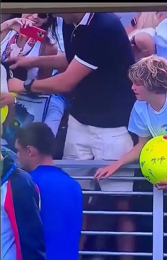实时比分查询-网球赛上抢小孩球员帽子的老哥被扒出是富翁CEO?!事后狂妄声明:我劲儿大就该归我?
