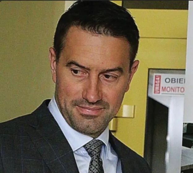 实时比分查询-网球赛上抢小孩球员帽子的老哥被扒出是富翁CEO?!事后狂妄声明:我劲儿大就该归我?