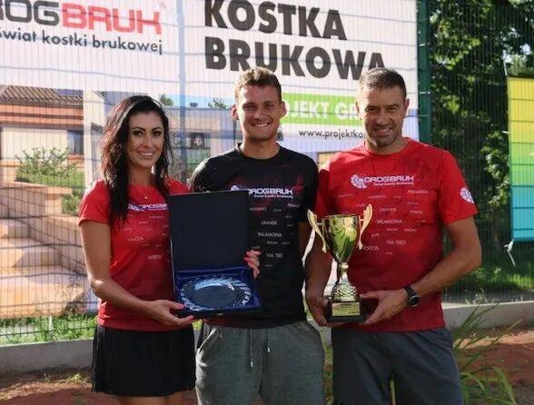 实时比分查询-网球赛上抢小孩球员帽子的老哥被扒出是富翁CEO?!事后狂妄声明:我劲儿大就该归我?