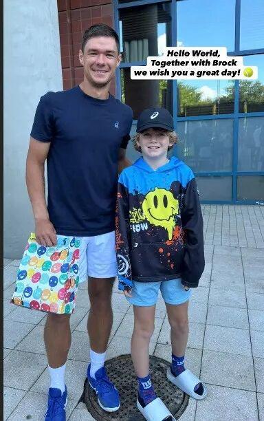 实时比分查询-网球赛上抢小孩球员帽子的老哥被扒出是富翁CEO?!事后狂妄声明:我劲儿大就该归我?