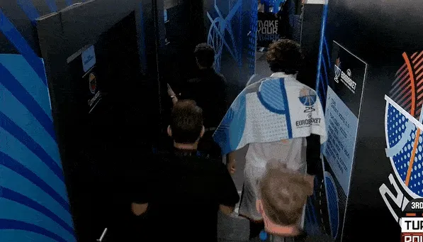 篮球直播平台-奥斯曼被压到腿痛苦倒地,随后被搀扶回更衣室进行检查