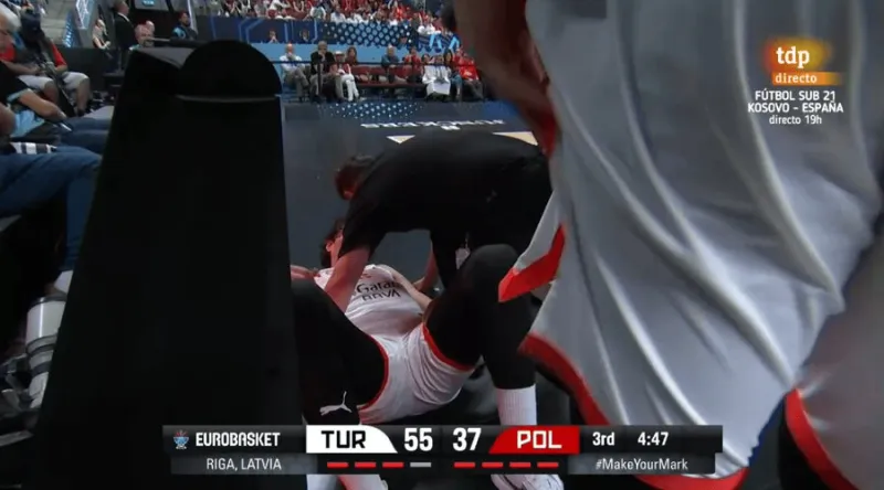 篮球直播平台-奥斯曼被压到腿痛苦倒地,随后被搀扶回更衣室进行检查