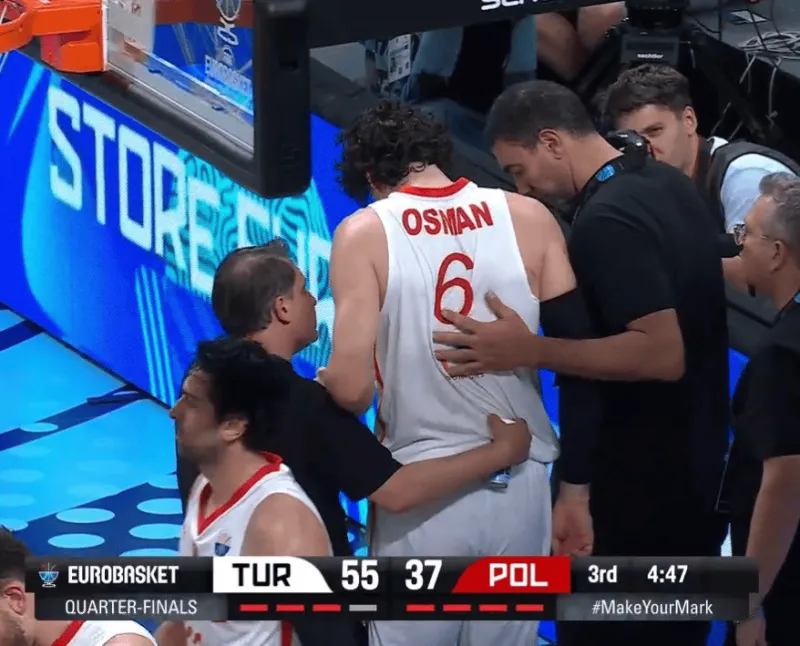 篮球直播平台-奥斯曼被压到腿痛苦倒地,随后被搀扶回更衣室进行检查
