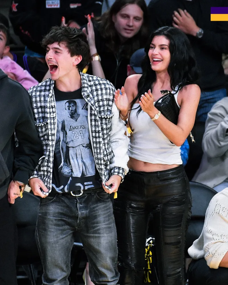 体育赛事直播-众星云集!湖人社媒晒上赛季众名流观看比赛时的个人装束