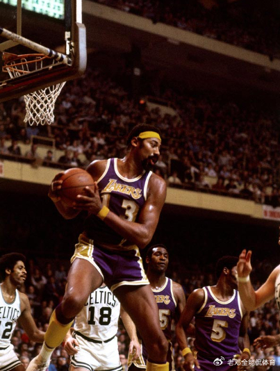 单赛季拿3000分有多难？科比0次 詹姆斯0次 唯独他3次|科比·布莱恩特|乔丹|NBA|张伯伦|科比-布莱恩特_新浪体育_新浪新闻