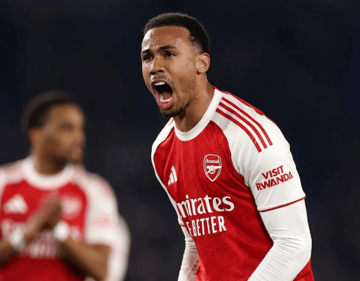 足球直播平台-加布里埃尔本场对抗8胜7，14次解围并完成1次门线救险