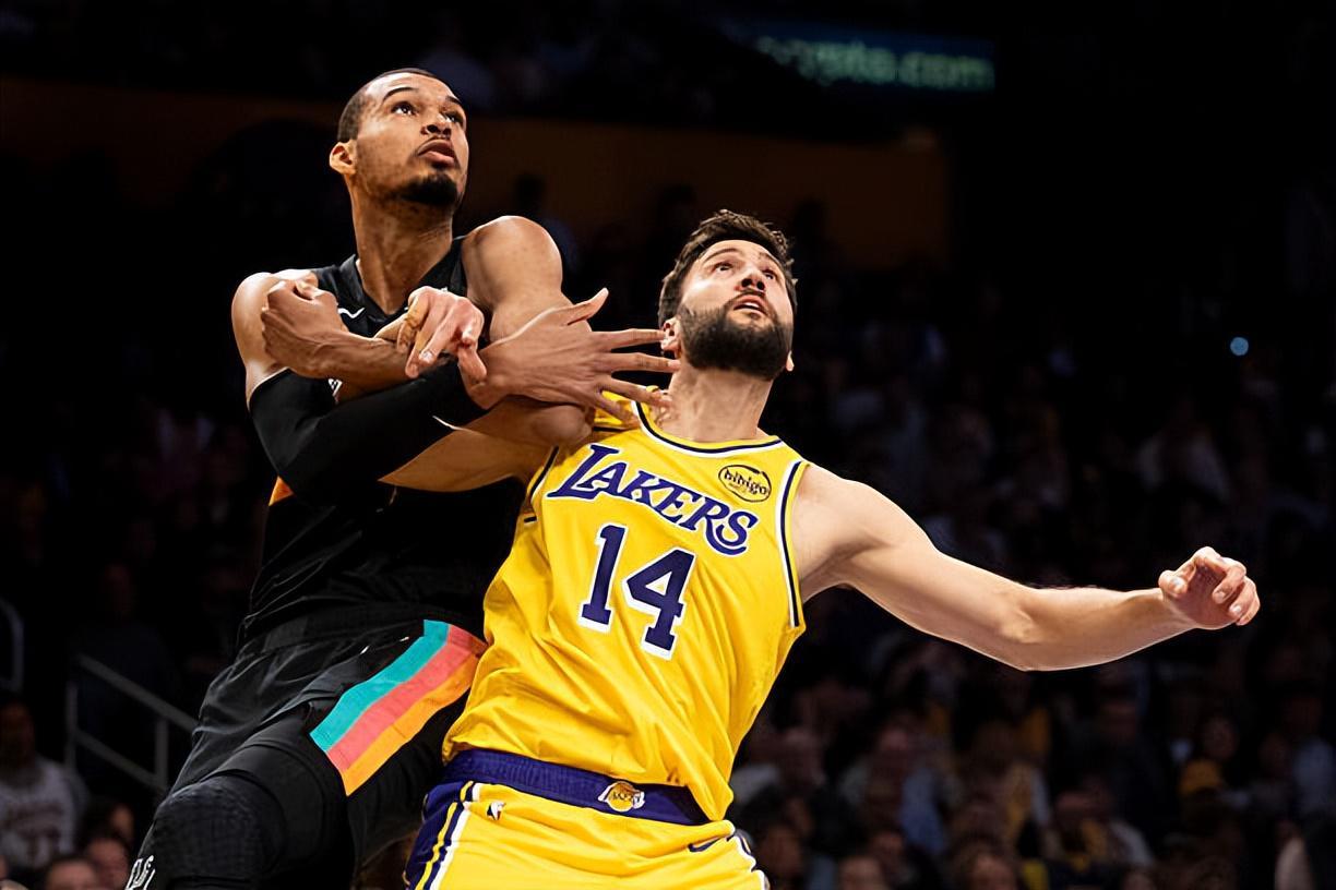 赛事数据分析-竟然还完成了一记爆扣，湖人替补内线也许偶尔能扮演奇兵的角色？